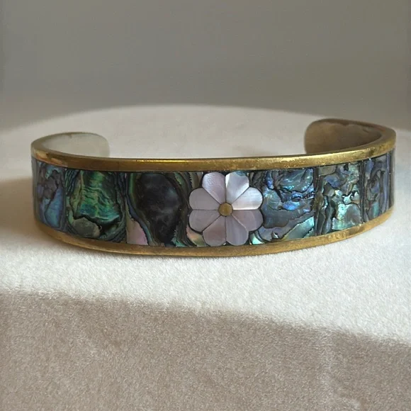 VINTAGE Abalone Inlay Cuff Bracelet With Mother of Pearl Daisy Flower - Picture 3 of 13